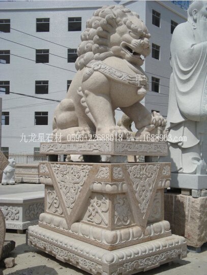 黃銹石石獅子1對(duì)